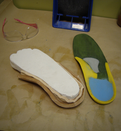 Orth&egrave;ses plantaires fabriqu&eacute;es &agrave; la main (moul&eacute;es sur pl&acirc;tre) ou robotis&eacute;es (mod&eacute;lis&eacute;es par captation optique)