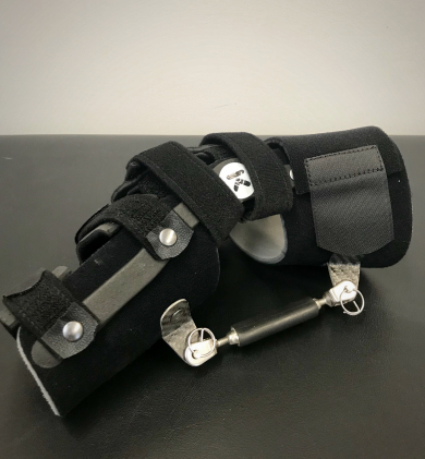 Orth&egrave;se moul&eacute;e du coude, articul&eacute;e, d'extension progressive